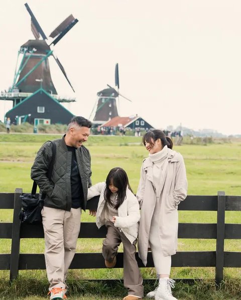 Perceraian tak lantas membuat hubungan Gading Marten dan Gisel memburuk. Mantan pasutri ini kerap liburan bareng putri mereka, Gempi, ke luar negeri. (Foto: Dok. Instagram @gadiiing)