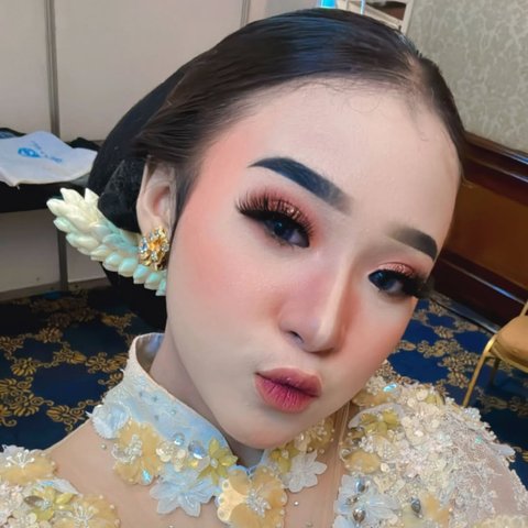 Potret Niken Salindry, Mantan Sinden Cilik yang Doyan Selfie Pose Close Up