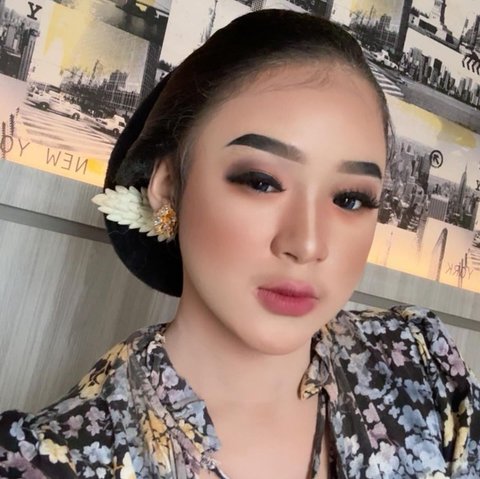 Potret Niken Salindry, Mantan Sinden Cilik yang Doyan Selfie Pose Close Up