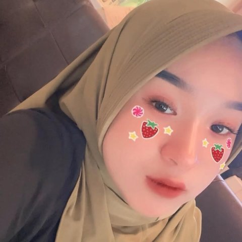 Potret Niken Salindry, Mantan Sinden Cilik yang Doyan Selfie Pose Close Up