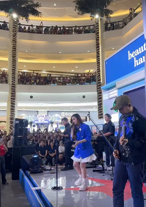 Mahalini menghangatkan panggung Beautyhaul Mart 2024 , Minggu (1/12/2024) di Jakarta. Ia tampil memukau dengan rok putih pendek plus blazer lazuardi. (Foto: Dok. Instagram @panggungnyalini