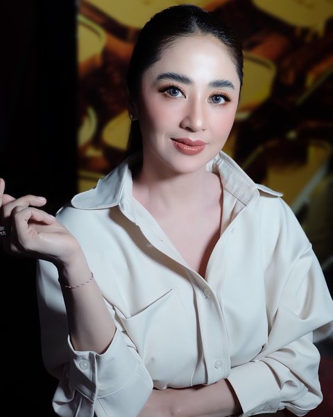 Dewi Perssik Risih dengan Teman-teman Anaknya yang Koleksi Foto Seksi Dirinya