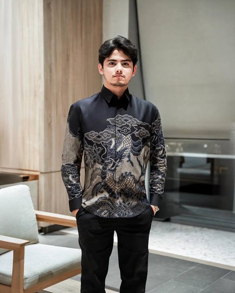 Transformasi tersebut disebut Aliando sendiri kembali ke "setelan pabrik", karena penampilan barunya mengingatkan pada masa awal kariernya.