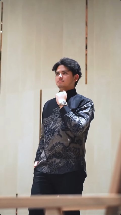 Unggahan tersebut menampilkan Aliando sebagai model untuk sebuah brand batik, di mana sang aktor menjadi model untuk koleksi terbaru mereka.