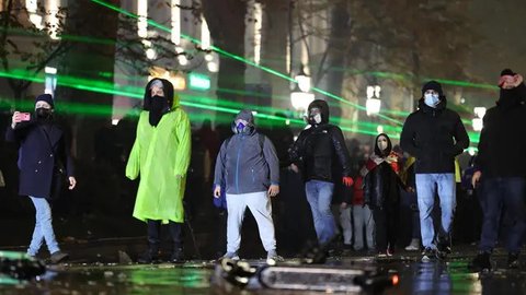 Keputusan pemerintah Georgia untuk menangguhkan negosiasi terkait bergabungnya negara tersebut dengan Uni Eropa memicu aksi unjuk rasa di Tbilisi sejak Sabtu (30/11/2024) malam. (Giorgi ARJEVANIDZE/AFP)