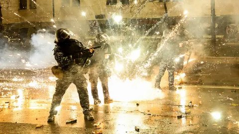 Untuk meredam aksi unjuk rasa, polisi mengerahkan meriam air dan gas air mata. (Giorgi ARJEVANIDZE/AFP)