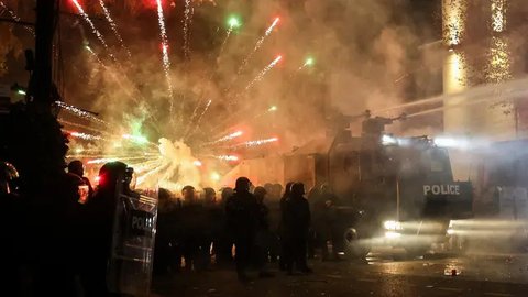 Sedikitnya 44 orang dilarikan ke rumah sakit akibat aksi demonstrasi di Tbilisi, Georgia yang telah memasuki hari ketiga. (Giorgi ARJEVANIDZE/AFP)