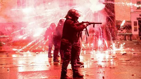 Kementerian Dalam Negeri Georgia mengatakan pada hari Minggu (1/12) bahwa 27 demonstran, 16 polisi, dan satu pekerja media dirawat di rumah sakit. (Giorgi ARJEVANIDZE/AFP)