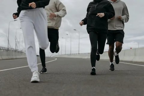 Ilustrasi jalan kaki pagi, joging. (Photo by Umut Saralan from Pexels)