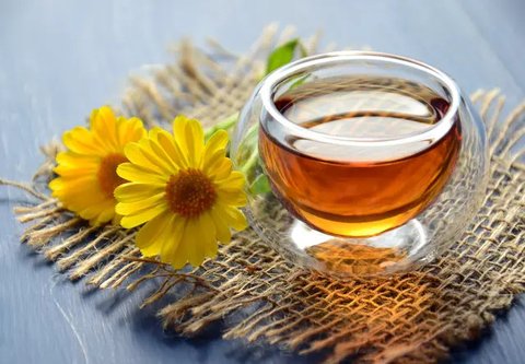 teh chamomile yang ampuh untuk mengatasi nyeri haid//copyright freepik/8photo