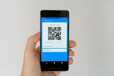 Ilustrasi ambil uang di ATM (Gambar oleh Sebastian Ganso dari Pixabay)