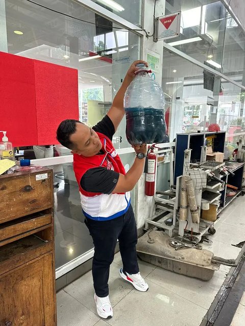 Pengambilan sampel Pertamax di SPBU wilayah Cibinong, Jawa Barat, oleh Lemigas, Balai Besar Pengujian Minyak dan Gas Bumi Kementerian ESDM. (Dok Pertamina)