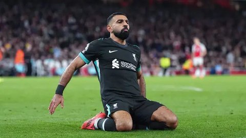 Penyerang Liverpool asal Mesir bernomor punggung 11, Mohamed Salah, merayakan gol kedua bagi timnya dalam pertandingan Liga Primer Inggris antara Southampton dan Liverpool di Stadion St Ma