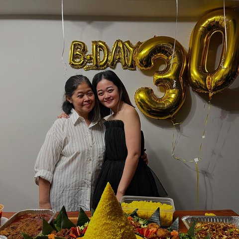7 Potret Perayaan Ultah Gisela Cindy ke-30 di Kanada, sang Ibu Turut Hadir - Ada Tumpeng Nasi Kuning