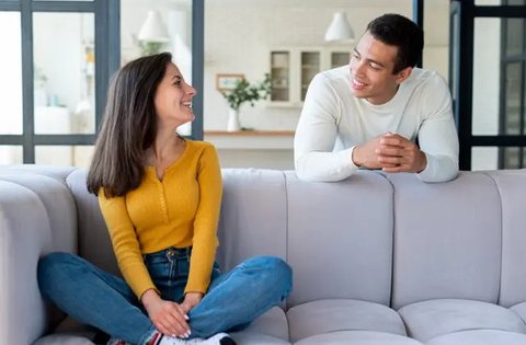 Ilustrasi pasangan cinta, romantis, kencan, pacaran. (Image by prostooleh on Freepik)