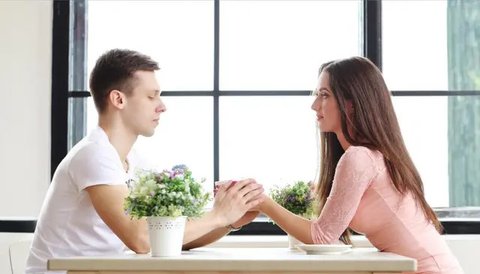 Ilustrasi pasangan cinta, romantis, kencan, pacaran. (Image by prostooleh on Freepik)