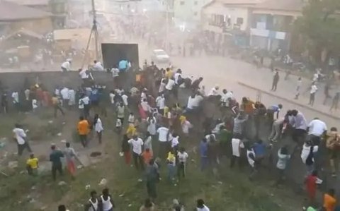 Kerusuhan di Stadion Guinea (Foto: X @petersanyaone)