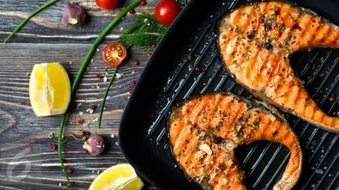 Salmon mengandung kaya omega-3 yang bisa meningkatkan kadar kolesterol baik dalam tubuh. (Foto: Freepik/freepik)