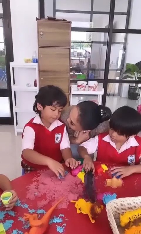 Potret Yuni Shara di Sekolah Cahaya Permata Abadi (Sumber: Instagram/yunishara36)