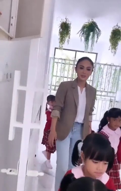 Potret Yuni Shara di Sekolah Cahaya Permata Abadi (Sumber: Instagram/yunishara36)
