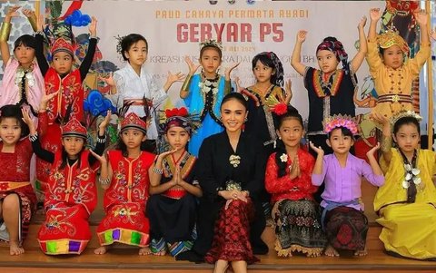 Potret Yuni Shara di Sekolah Cahaya Permata Abadi (Sumber: Instagram/yunishara36)
