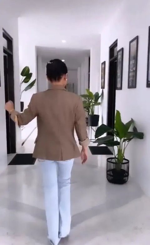 Potret Yuni Shara di Sekolah Cahaya Permata Abadi (Sumber: Instagram/yunishara36)