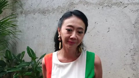 Artis Asri Welas bersama suami, Galiech Ridha Rahardja jelang jumpa pers anak kedua, Rayyan Gibran Ridha Rahardja di rumah sakit, Jakarta, Jumat (15/09). Ibran diizinkan pulang setelah menjal