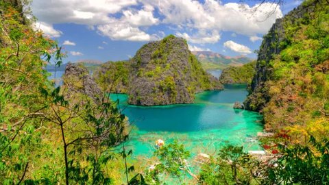 Wisatawan domestik berpose untuk foto di atas kapal di tengah Ha Long Bay, Quang Ninh, Vietnam, (16/5/2020). Sempat terpukul akibat pandemi virus corona Covid-19, pariwisata Vietnam kembali m