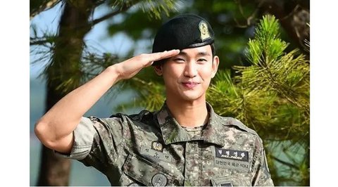 Pemain Tottenham Hotspur, Son Heung-min, berseragam militer lengkap dengan senjata saat mengikuti wajib militer di Korsel, (6/5/2020). Penundaan Premier League karena virus corona dimanfaatka