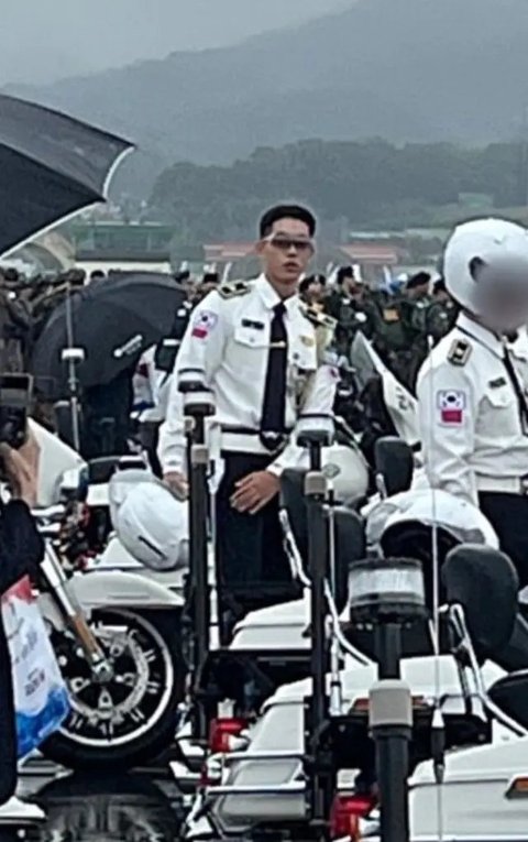 Pemain Tottenham Hotspur, Son Heung-min, berseragam militer lengkap dengan senjata saat mengikuti wajib militer di Korsel, (6/5/2020). Penundaan Premier League karena virus corona dimanfaatka