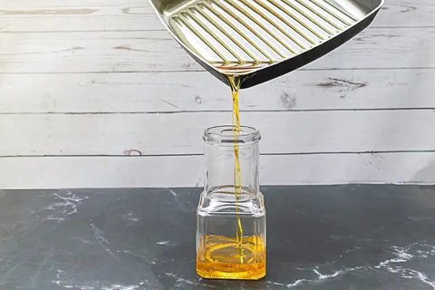 Ilustrasi minyak goreng. (dok. Unsplash.com/@epicantus)