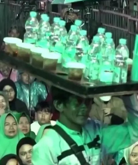 Potret Gus Miftah Temui Sonhaji Penjual Es Teh (Sumber: Instagram/magelang_raya)
