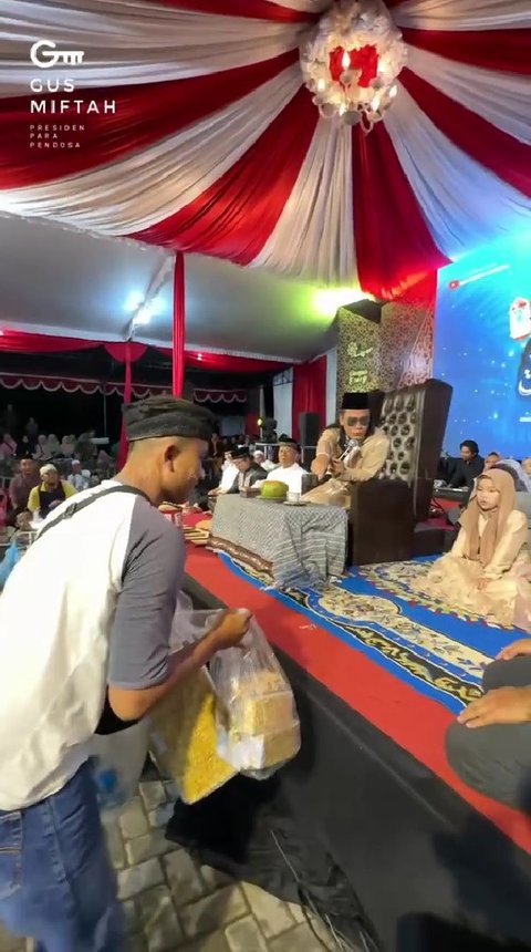 Gus Miftah Borong Dagangan di Lokasi Dakwah Setelah Viral Permalukan Penjual Es Teh