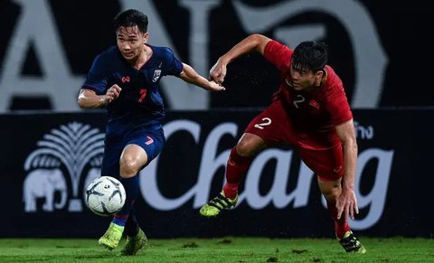 Selebrasi gelandang Timnas Thailand, Supachok Sarachat setelah mencetak gol penyeimbang 1-1 ke gawang Uzbekistan pada laga babak 16 besar Piala Asia 2023 di Al Janoub Stadium, Al Wakrah, Qata