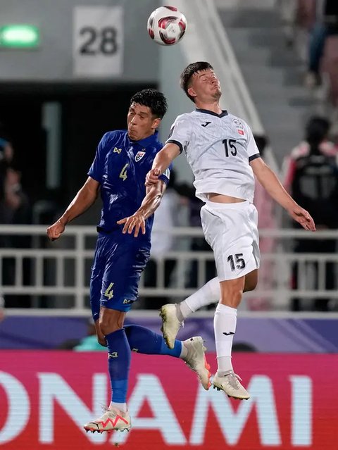 Selebrasi gelandang Timnas Thailand, Supachok Sarachat setelah mencetak gol penyeimbang 1-1 ke gawang Uzbekistan pada laga babak 16 besar Piala Asia 2023 di Al Janoub Stadium, Al Wakrah, Qata