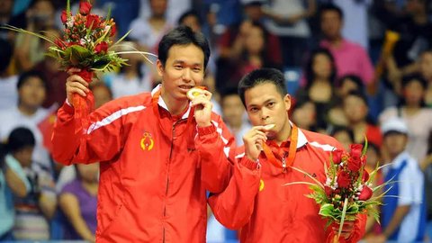 Pebulu tangkis ganda putra Indonesia, Mohammad Ahsan/Hendra Setiawan melakukan selebrasi setelah mencetak poin saat babak 16 besar Indonesia Open 2024 melawan pasangan China, Liang Wei Keng/W