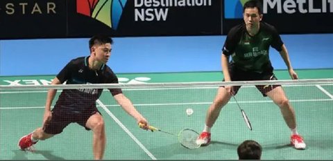 Pebulu tangkis ganda putra Indonesia, Mohammad Ahsan/Hendra Setiawan melakukan selebrasi setelah mencetak poin saat babak 16 besar Indonesia Open 2024 melawan pasangan China, Liang Wei Keng/W