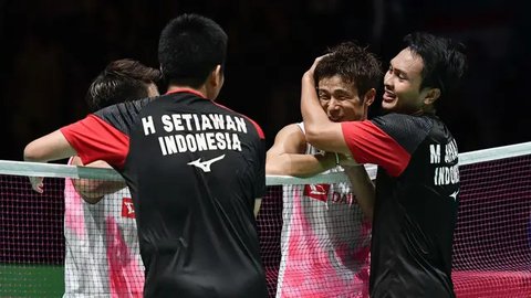 Ganda putra Indonesia Hendra Setiawan (kanan) dan Mohammad Ahsan merayakan kemenangan atas ganda putra Jepang Takuro Hoki dan Yugo Kobayashi pada babak final Kejuaraan Dunia Bulu Tangkis 2019