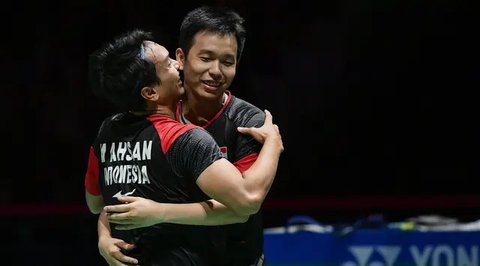 Ganda putra Indonesia Hendra Setiawan (kanan) dan Mohammad Ahsan merayakan kemenangan atas ganda putra Jepang Takuro Hoki dan Yugo Kobayashi pada babak final Kejuaraan Dunia Bulu Tangkis 2019