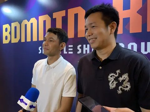 Ganda putra Indonesia Fajar Alfian/Muhammad Rian Ardianto dan Mohammad Ahsan/Hendra Setiawan di podium juara All England 2023 di Utilita Arena Birmingham, Inggris, Minggu (19/3) malam