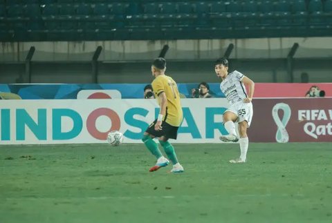 Gelandang muda Bali United I Made Tito Wiratama berusaha lepas dari penjagaan bek Persebaya Surabaya Rizky Ridho dalam lanjutan pekan ke-25 BRI Liga 1 2022/2023 di Stadion Maguwoharjo, Sle