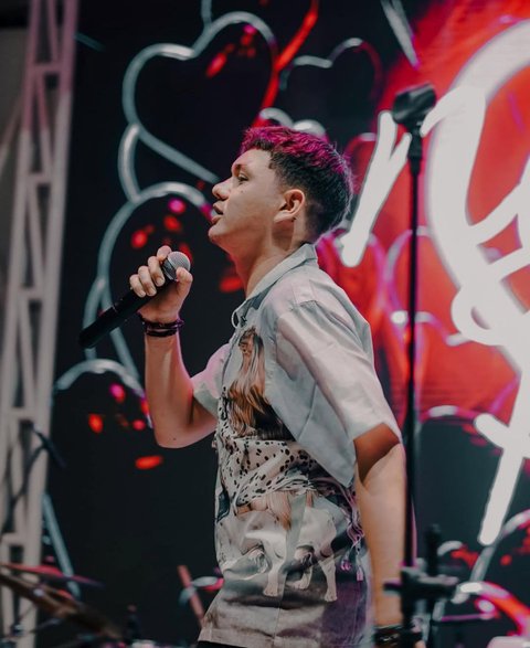 Nyoman Paul Menangi Penghargaan Pendatang Baru Terbaik di AMI Awards 2024, Sampaikan Kata Motivasi