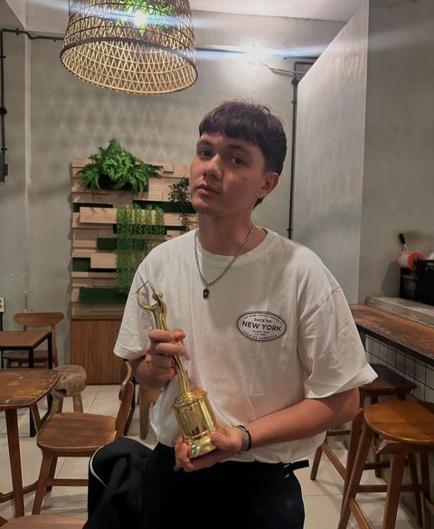Nyoman Paul Menangi Penghargaan Pendatang Baru Terbaik di AMI Awards 2024, Sampaikan Kata Motivasi