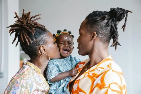 Ilustrasi ibu menggendong anak. (Copyright Pexels/Kaboompics.com)