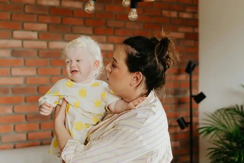 Ilustrasi ibu menggendong anak. (Copyright Pexels/Kaboompics.com)