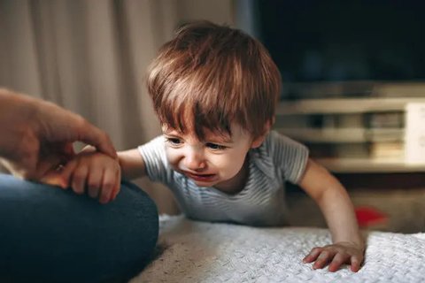 Ilustrasi ibu menggendong anak. (Copyright Pexels/Kaboompics.com)