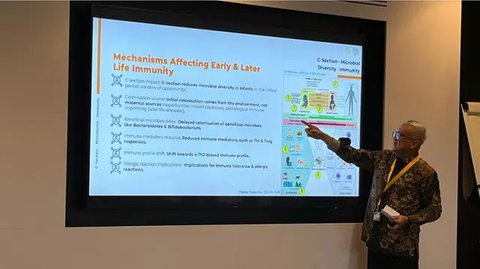 Orangtua yang memegang tangan bayi (Foto dok : Freepik/onlyyouqj).