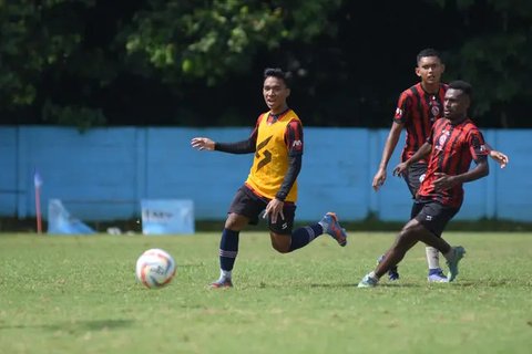 Pemain Timnas Indonesia U-23, Arkhan Fikri (kanan), berebut bola dengan pemain Timnas Turkmenistan U-23, Umarov Salim, dalam pertandingan grup K Kualifikasi Piala Asia U-23 2024 yang