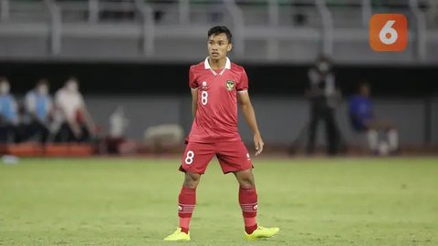 Pemain Timnas Indonesia U-23, Arkhan Fikri (kanan), berebut bola dengan pemain Timnas Turkmenistan U-23, Umarov Salim, dalam pertandingan grup K Kualifikasi Piala Asia U-23 2024 yang