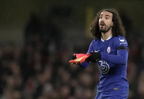 Pemain Southampton, Jack Stephens, meninggalkan lapangan setelah menerima kartu merah selama pertandingan sepak bola Liga Primer antara Southampton dan Chelsea di Stadion St Mary, Southamp